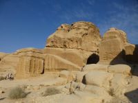 Diese Kuben, aus dem Stein gehauen, sind Grabstätten. Der Leichnam wurde daneben bestattet, der Kubus beherbergt die Seele. Eine Begräbnisform, die aus Mesopotamien stammt.