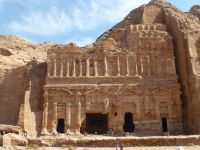 Das Mausoleum des Sextius Florentius. An der rechten Wange erkennt man gut, wie tief die Fassade aus dem Stein herausgearbeitet worden ist. 