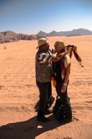 Jordanien, Wadi Rum, in der Mittagshitze leistet das Tuch gute Dienste und muss fachkundig angelegt werden