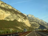 die Sonne hat das Etschtal erreicht und die Dolomiten grüßen uns