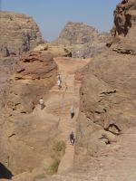 Vom Opferplatz führen steile Wege ins Wadi Farasa. 