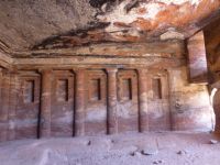 Der Innenraum ist aufwendig profiliert - vom Fenstern nach innen, dann von oben nach unten gearbeitet.