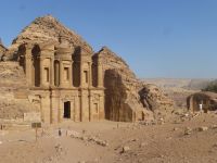 Man kann erkennen, wie der Fels bearbeitet worden ist, um diese Skulptur herauszuschälen.