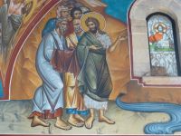 In einer nahegelegenen Kirche wird die Taufe dargestellt. Johannes trägt einen Kamelhaarmantel, der immer mit Zotteln dargestellt wird, dabei haben die Tiere ein ganz feines Haar.