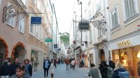 Salzburger Altstadt mit verpflichtenden historischen Geschäftsschildern!