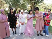 junge Frauen im Hof der Tila-Kari-Medresse