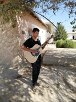 der Junge spielt für uns Gitarre und singt ein wunderschönes Lied