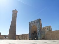 Stadtrundgang durch Buchara, Kaljan Minarett (links) und Kaljan-Moschee (mittig)