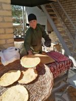 Stadtrundgang durch Chiwa, eine Frau beim Brotbacken