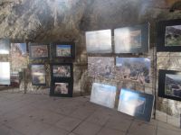 Apulien-Kloster Pulsano - Bildergalerie in der Höhle.JPG