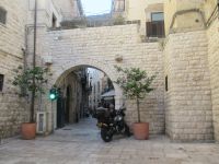 Bari - Tor zu den Sträßchen und Mottorad darf nicht fehlen.JPG