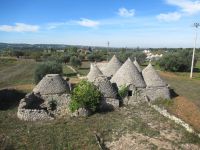 Valle d`Itria - ein altes Trulli Ensemble.JPG