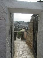 Alberobello - Blick über das Tor auf die Trulli-Stadt.JPG