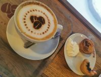 Cappuchino vor der Ski World in der Mall of the Emirates