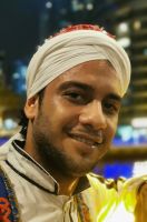 Tänzer, der viele Röcke schwingt