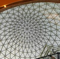 Kuppel im Shoppingcenter vor der Moschee in Abu Dhabi 