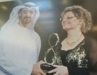 Frau Dr. Müller, die Leiterin der Falkenklinik in Abu Dhabi wird vom Sheikh ausgezeichnet 