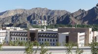 Al Bustan Hotel (hinten)