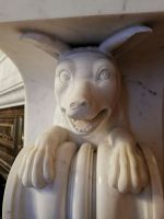 Skulptur eines Jagdhundes am Kamin des Jagdschlosses Granitz