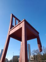 Genf: Broken Chair