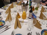 Silvesterfeier im Hotel, gedeckter Tisch