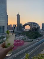 Dubai - Aperitif in der Monkey Bar mit Blick zum Future Museum