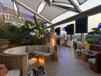 Dubai - Aperitif in der Monkey Bar mit Blick zum Future Museum