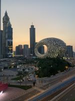 Dubai - Aperitif in der Monkey Bar mit Blick zum Future Museum