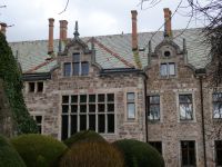 große Fenster und Schornsteine gehören dazu