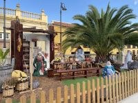 Vor dem Rathaus das typische Bild - weihnachtliche Krippen so weit das Auge reicht 