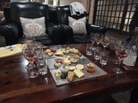 Spontane Verkostung in der Lodge -  organisiert von den Weinprofis aus der Reisegruppe