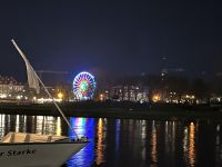 Blick von Bord auf Partnerschiff und Ufer