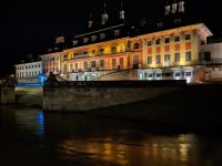 das nächtlich erleuchtete Wasserpalais Pillnitz