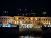 das nächtlich erleuchtete Wasserpalais Pillnitz