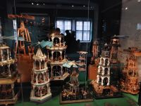 Tag 2 (6) - Dresden - Volkskunstmuseum - Pyramidensammlung.jpg