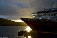 M/S Richard With vor der untergehenden Sonne in Hammerfest