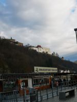 Schiffsanlegestelle an der Donau in Passau mit Blick auf die Veste Oberhaus