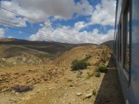 Fahrt mit den Zug in den Wolken