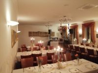 Vorbereitung zum Silvesterabend: DJ-Stand und die Tanzfläche