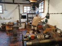 Müller bei der Arbeit in der Ölmühle