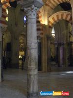 eine von zwei Säulen mit Kannelierungen