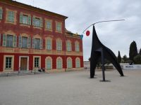 Tag 2 Stadtrundfahrt Nizza, Matisse Museum mit Skulptur von A. Calder