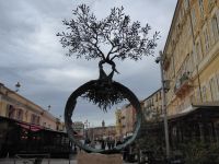 Tag 2 Stadtrundgang Nizza, Marktplatz mit Skulptur von Andrea Roggi