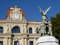 Tag 3 Cannes, Rathaus mit Denkmal für die Gefallenen WK I