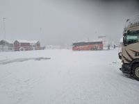 Warten auf die Fähre am Ullsfjord...