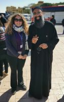 Reisebegleiterin Simone mit einem koptischen Priester in Karnak