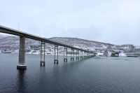 Hurtigruten - M/S Nordlys durchquert die Gisund-Brücke, die das Festland mit der zweitengrößten Insel Norwegens - Senja - verbindet