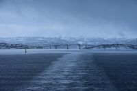 Hurtigruten - M/S Nordlys durchquert die Gisund-Brücke, die das Festland mit der zweitengrößten Insel Norwegens - Senja - verbindet