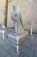 Skulptur von Horus im Tempel von Edfu