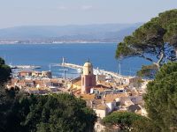 Saint-Tropez, Himmelfahrtskirche und Hafen 